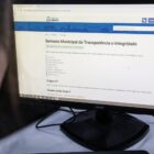 Imagem mostra tela de computador em página sobre Semana Municipal da Transparência e Integridade