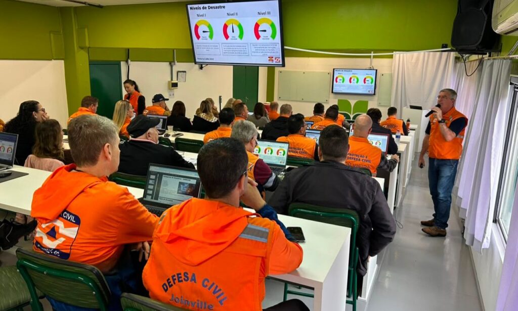 Defesa Civil de Joinville participa de capacitação estadual sobre gestão estratégica e resposta a desastres