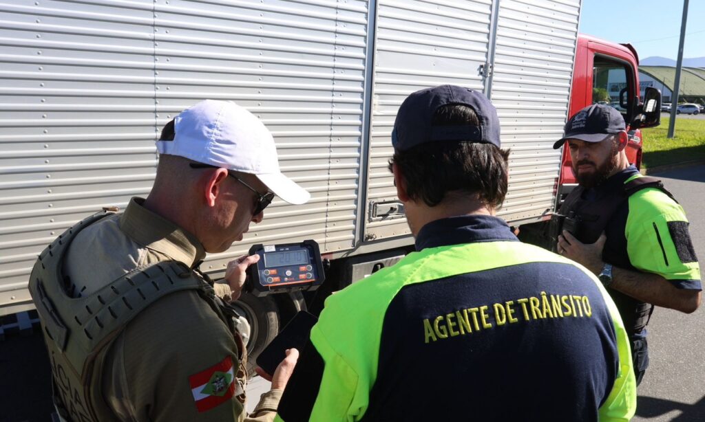 Prefeitura de Joinville adquire balança portátil para fiscalização de caminhões e capacita agentes de trânsito para operação