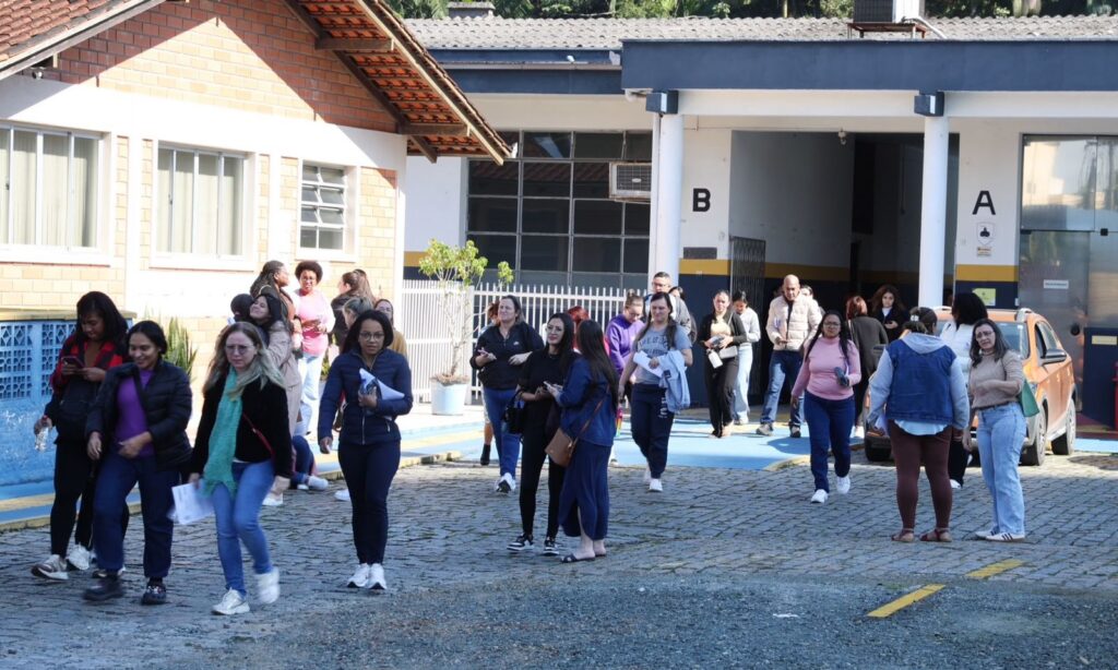 Candidatos realizam provas objetivas e discursivas do concurso público da Secretaria de Educação