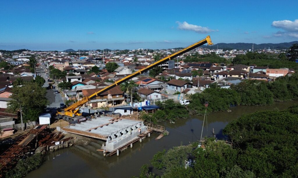Prefeitura de Joinville programa lançamento de novas vigas na Ponte Anêmonas, agora pelo lado do bairro Guanabara