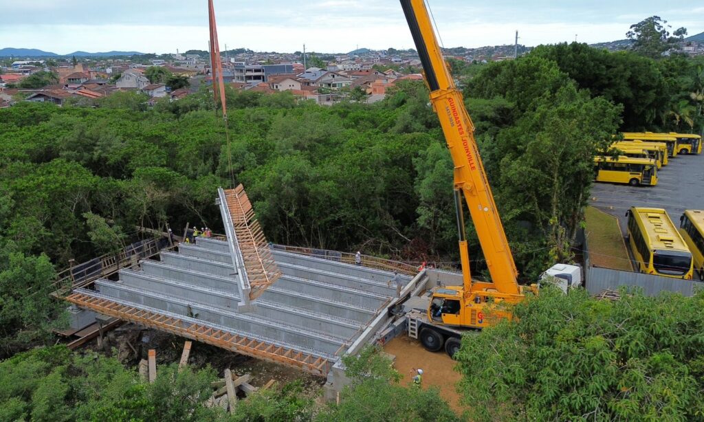 Prefeitura avança em obra da Ponte Anêmonas com lançamento de vigas no Guanabara