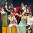 Grupo de teatro com as roupas cenográficas