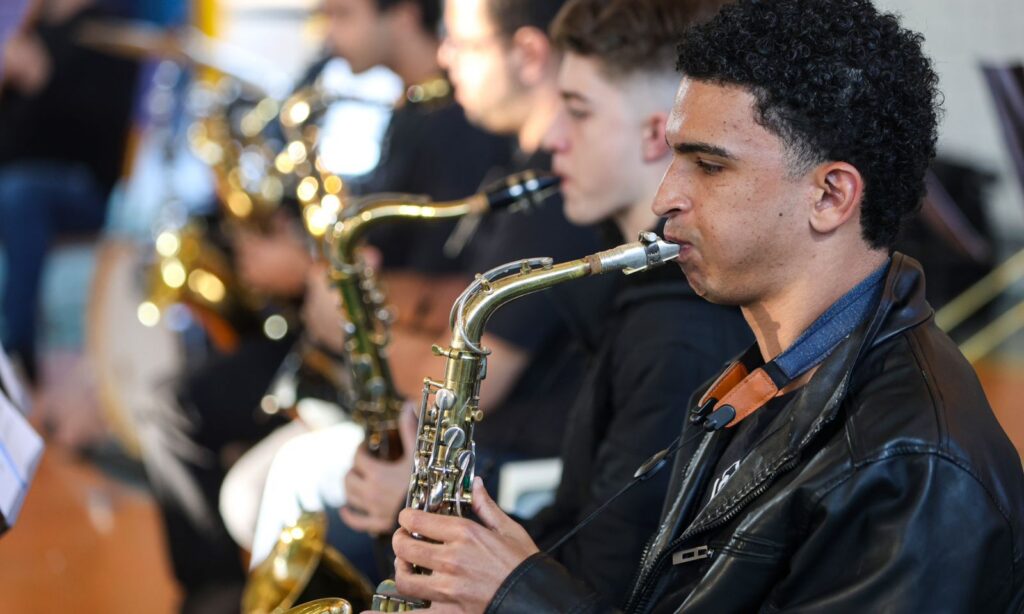 Big Band Villa-Lobos encerra turnê pelas escolas de Joinville levando música e inspirando novas gerações