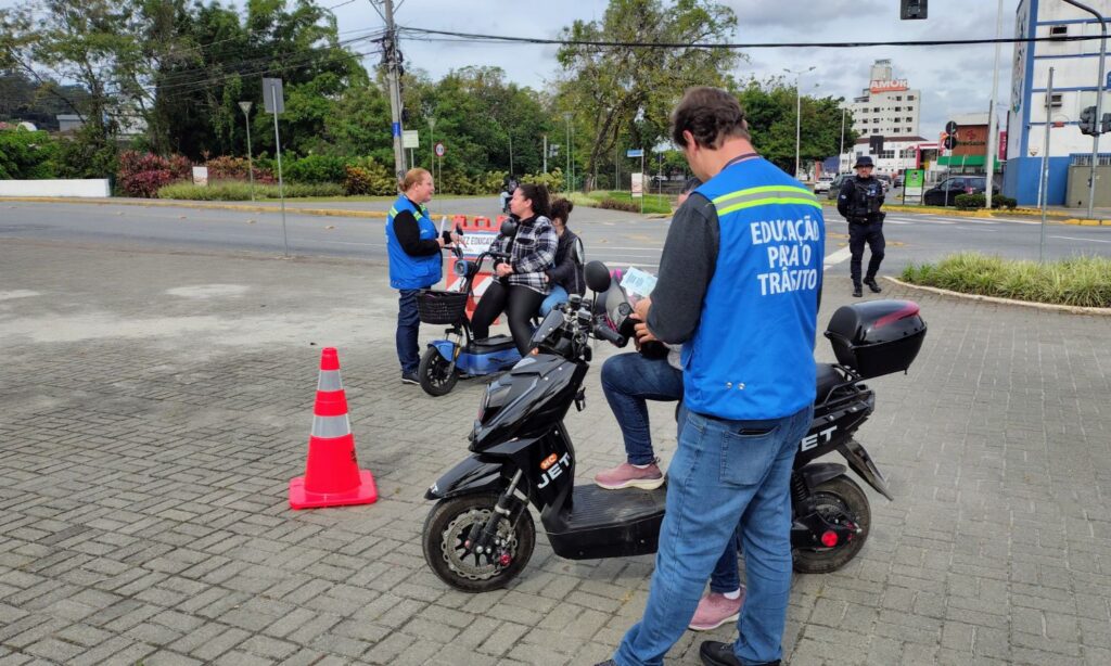 Blitz educativa conscientiza usuários sobre as regras de uso dos autopropelidos no Centro de Joinville
