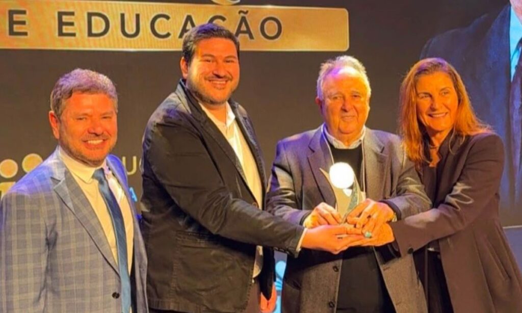 Educação de Joinville é premiada com Troféu Cristovam Buarque de Tecnologia e Inovação