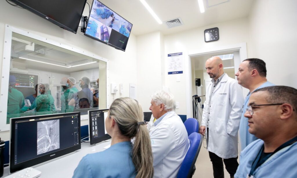 Equipe médica observa monitores em um ambiente hospitalar