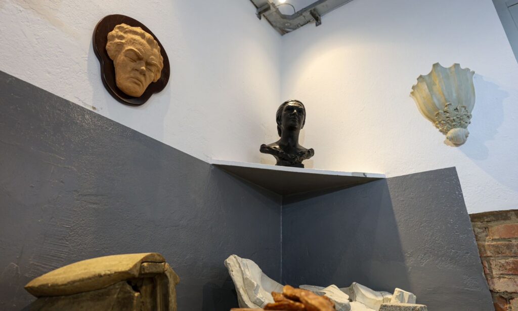 Imagem mostra peças expostas em um museu, como busto de uma mulher e rosto de um homem