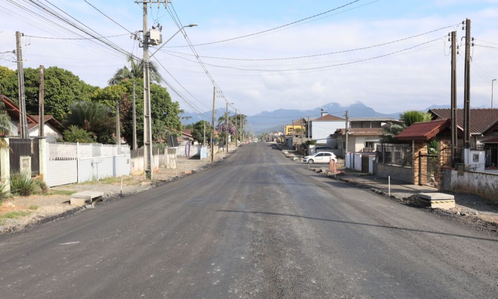 Obras na rua Minas Gerais avançam com primeira etapa de pavimentação e nova frente de drenagem