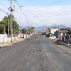 Imagem mostra rua residencial com camada de asfalto