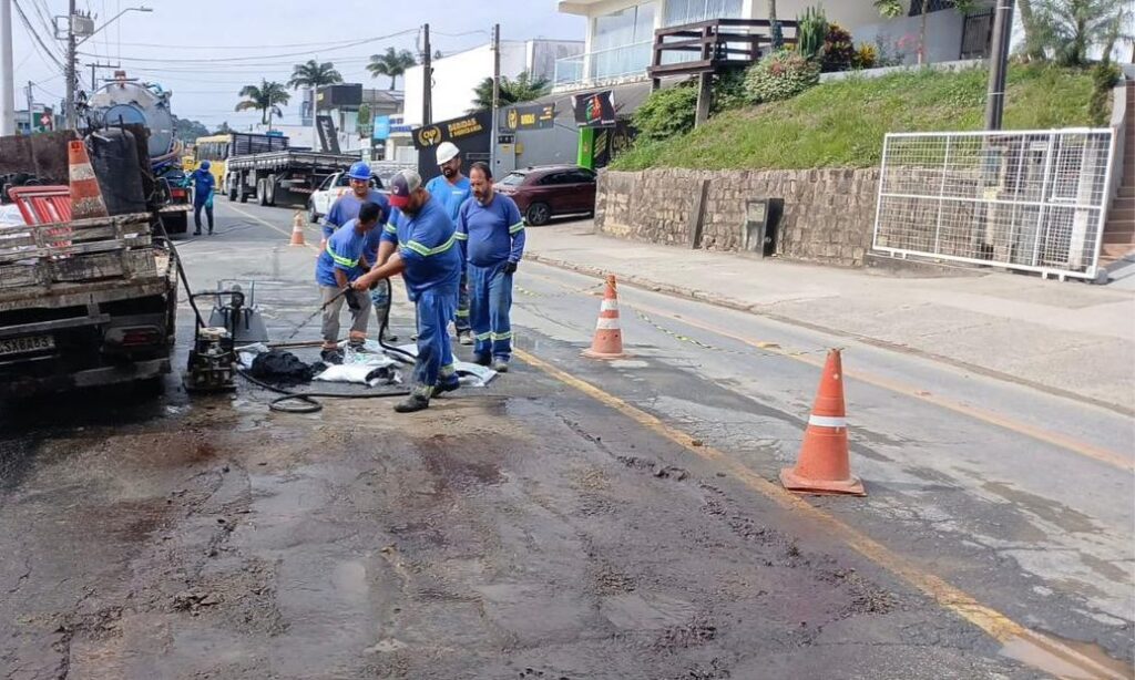 Águas de Joinville conclui reparo emergencial na rua Monsenhor Gercino
