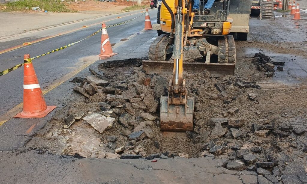 Águas de Joinville trabalha em manutenção emergencial na rua Monsenhor Gercino