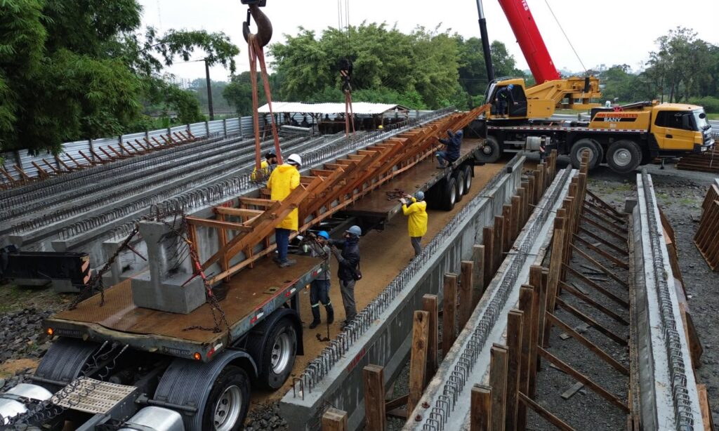 Prefeitura de Joinville realiza nova operação para lançamento de vigas da Ponte Anêmonas nesta quinta-feira