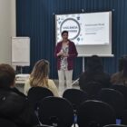 Palestrante fala para público em auditório