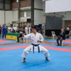 Atleta de karatê simula golpe no tatame