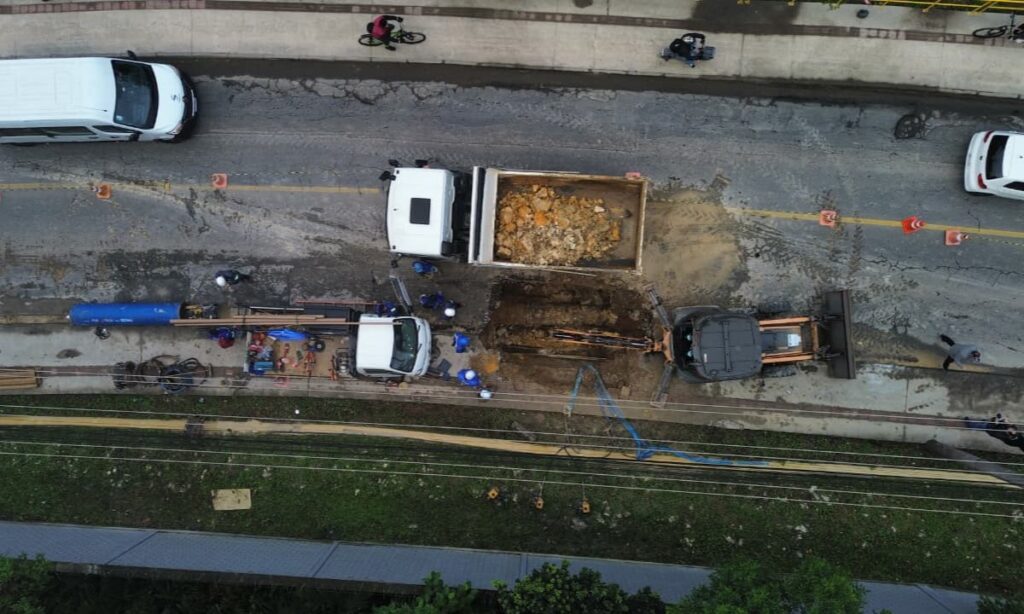 Águas de Joinville segue trabalhando em reparo de adutora na rua Dona Francisca