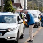 Agentes da Eptram entregam material educativo a motoristas