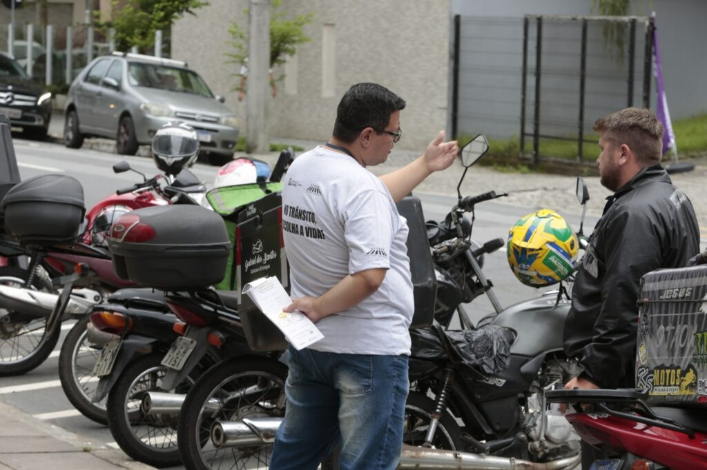 Escola Pública de Trânsito de Joinville promove blitz educativa no Dia Nacional do Motociclista