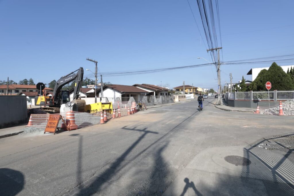 Obra de preparação do sistema viário da Ponte Joinville avança no bairro Boa Vista