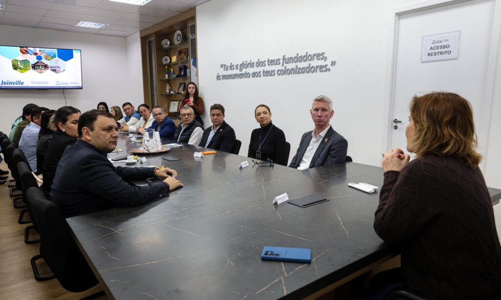 Prefeita Rejane Gambin recebe visita de delegação do Paraguai