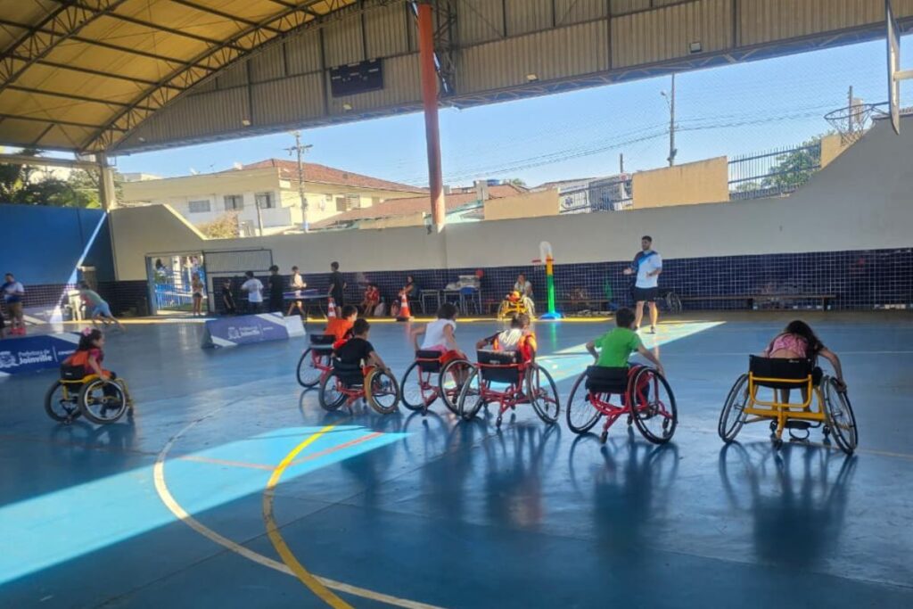 Agenda esportiva destaca atividades para a comunidade e competições de basquete e futsal em Joinville