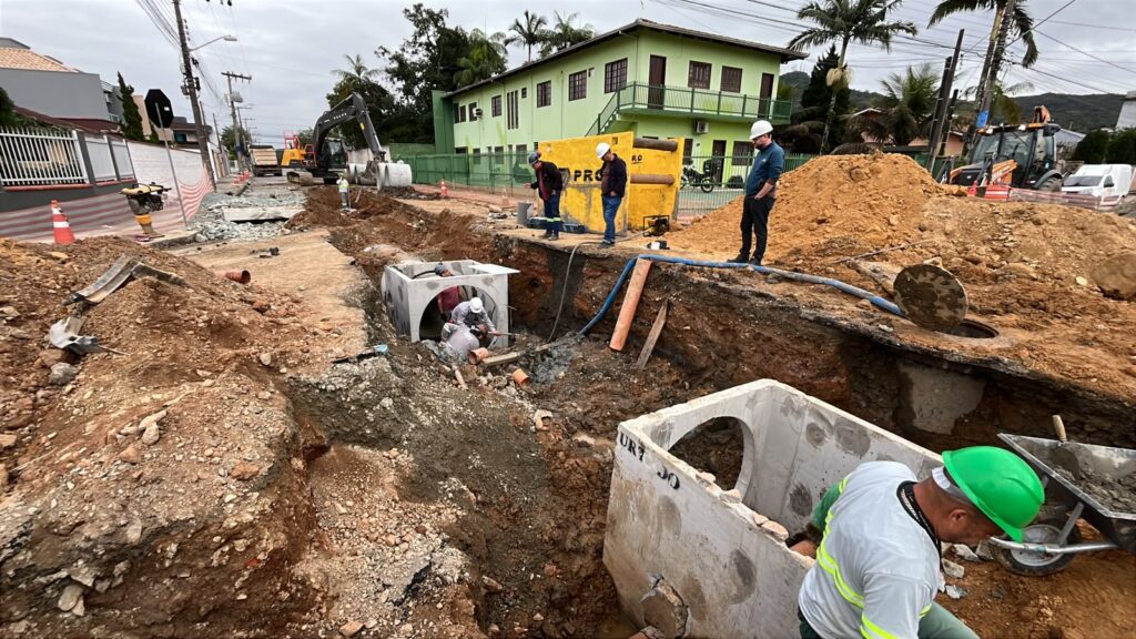 Obras de drenagem avançam no bairro Boa Vista para preparação do sistema viário de acesso à Ponte Joinville