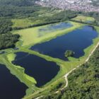 Imagem aérea mostra grandes lagoas em uma área de vegetação