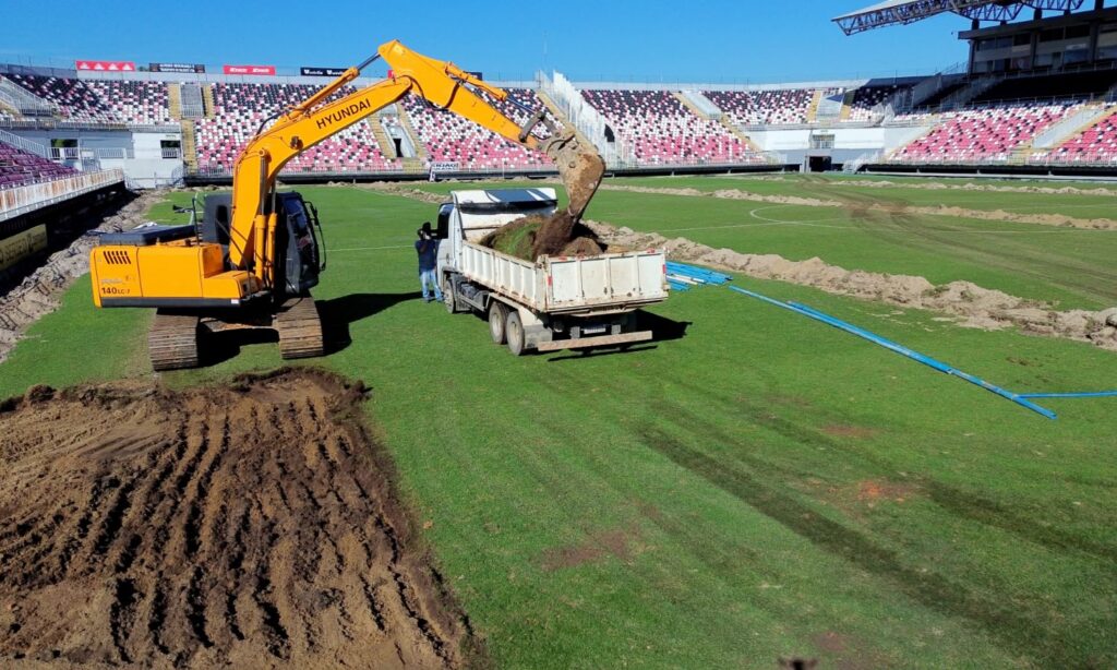 Secretaria de Esportes inicia a retirada do gramado da Arena Joinville