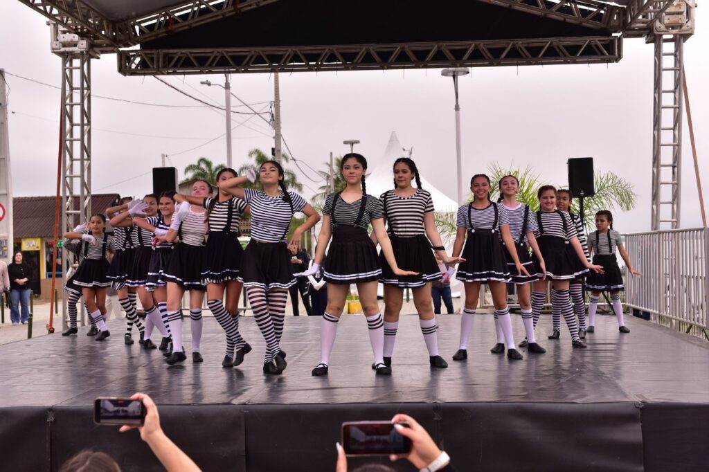 Palcos Abertos em espaços públicos espalham dança por Joinville durante o 43º Festival de Dança