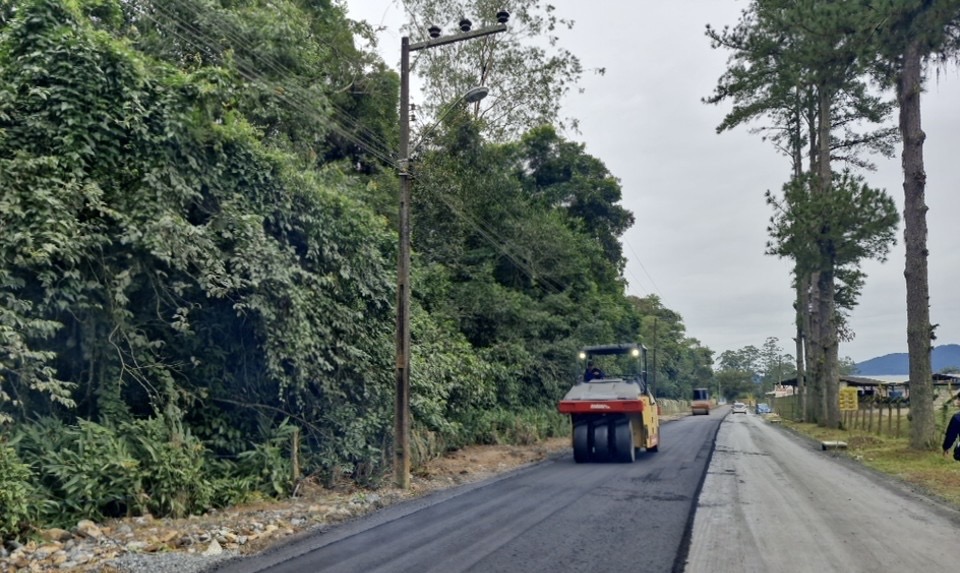 Prefeitura de Joinville avança na pavimentação da Estrada Timbé com aplicação de mais de 860 toneladas de asfalto