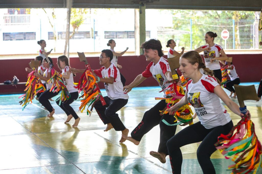 Doze vezes campeã, Escola Municipal Pedro Ivo Campos volta ao palco do Festival de Dança de Joinville