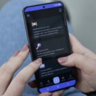 Mãos femininas seguram um celular que mostra o aplicativo Joinville Fácil