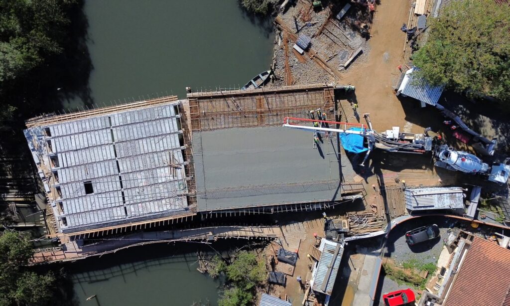 Oito caminhões de concreto dão forma à nova laje concretada da Ponte Anêmonas