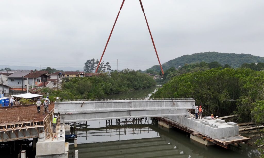 Com novo lançamento de vigas, Ponte Anêmonas ganha forma sobre o Rio Itaum-Açú