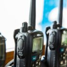 Imagem mostra quatro equipamentos de radioamadorismo lado a lado
