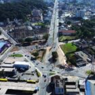 Imagem aérea da região da avenida Santos Dumont mostra ruas pavimentadas e carros circulando em trecho com várias vias