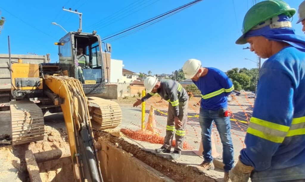 Trecho da rua Ary Barroso, no bairro Floresta, é interditado para melhorias na rede de esgoto