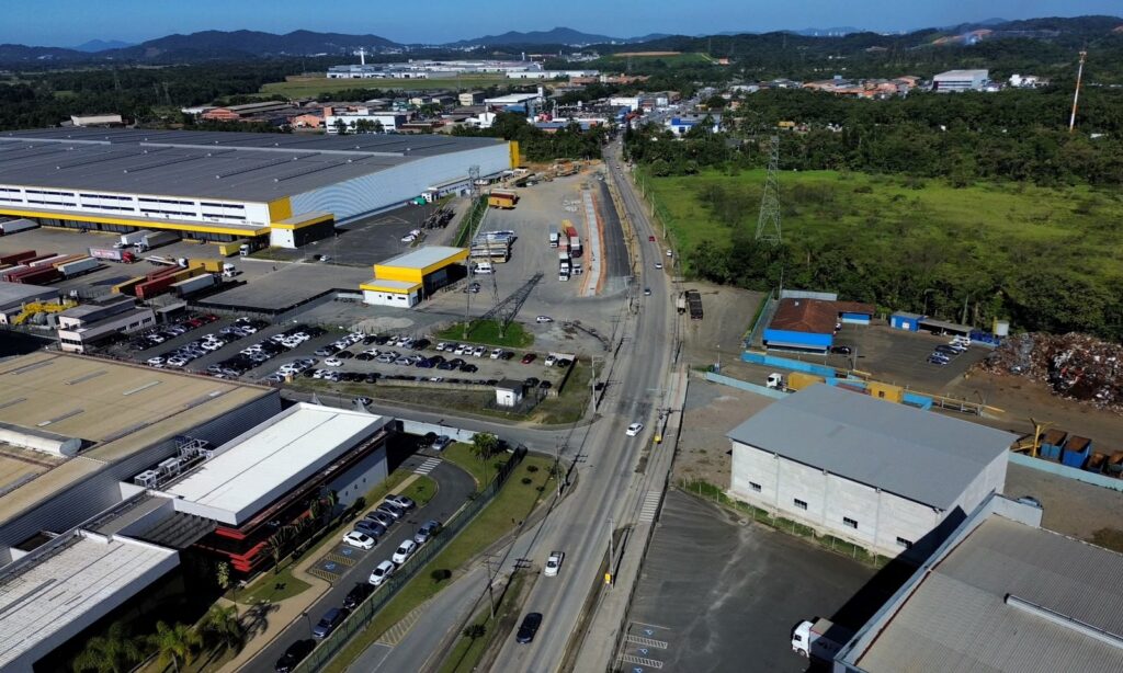 Continuidade de obras de pavimentação interdita trecho da rua Dona Francisca, em frente à empresa Britânia