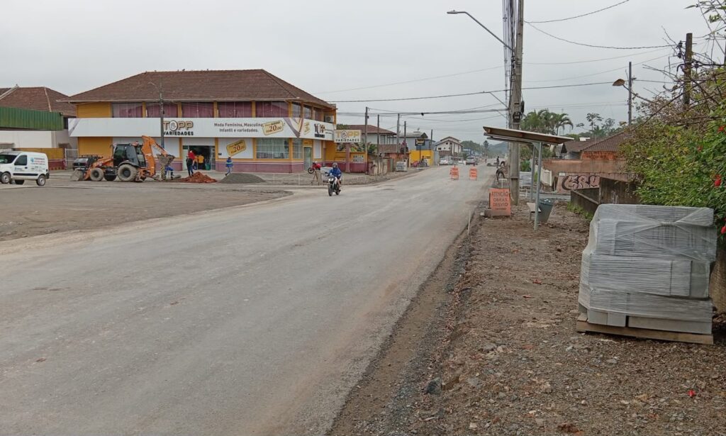Pontos de ônibus retornam para trecho da rua Minas Gerais que passa por obras