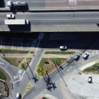 Imagem área mostra o viaduto da rua Ottokar Doerffel com a BR-101. Há caminhões passando na parte superior e carros na parte inferior