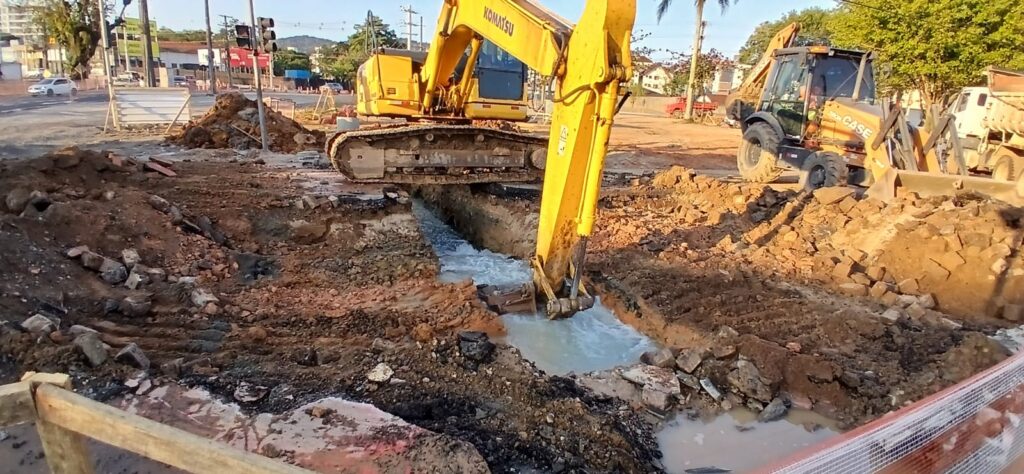 Águas de Joinville atua em reparo de vazamento na rua Dona Francisca na noite desta terça-feira
