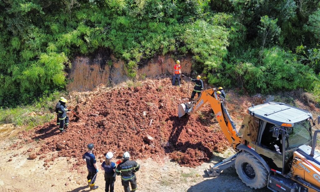 Prefeitura de Joinville e forças de segurança simulam ocorrência de deslizamento com seis vítimas