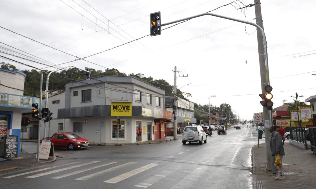 Detrans instala novo semáforo na rua Santa Catarina, na zona Sul de Joinville