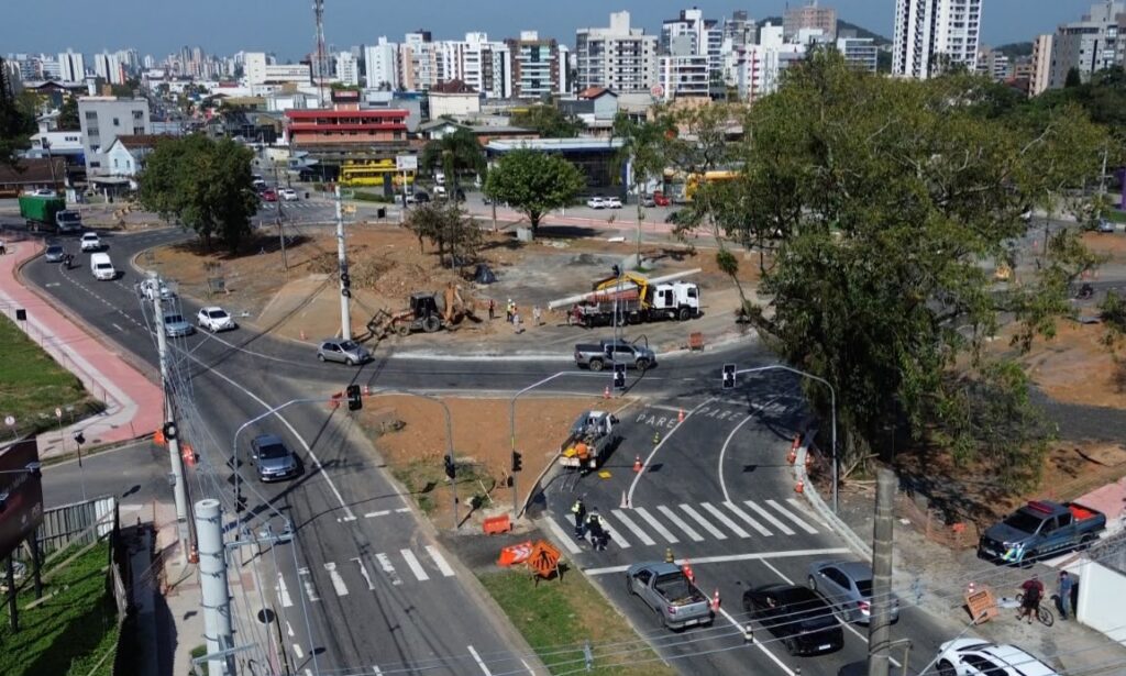 Prefeitura de Joinville ativa nova sinalização semafórica no cruzamento próxima ao Terminal Norte