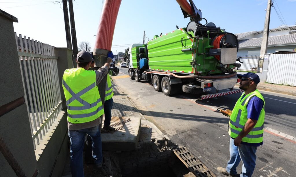 Uso de caminhão hidrovácuo reforça limpeza de bocas de lobo em prevenção ao El Niño em Joinville