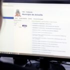 Pessoa acessa computador que mostra o site da Prefeitura com serviços da Fazenda e Sama
