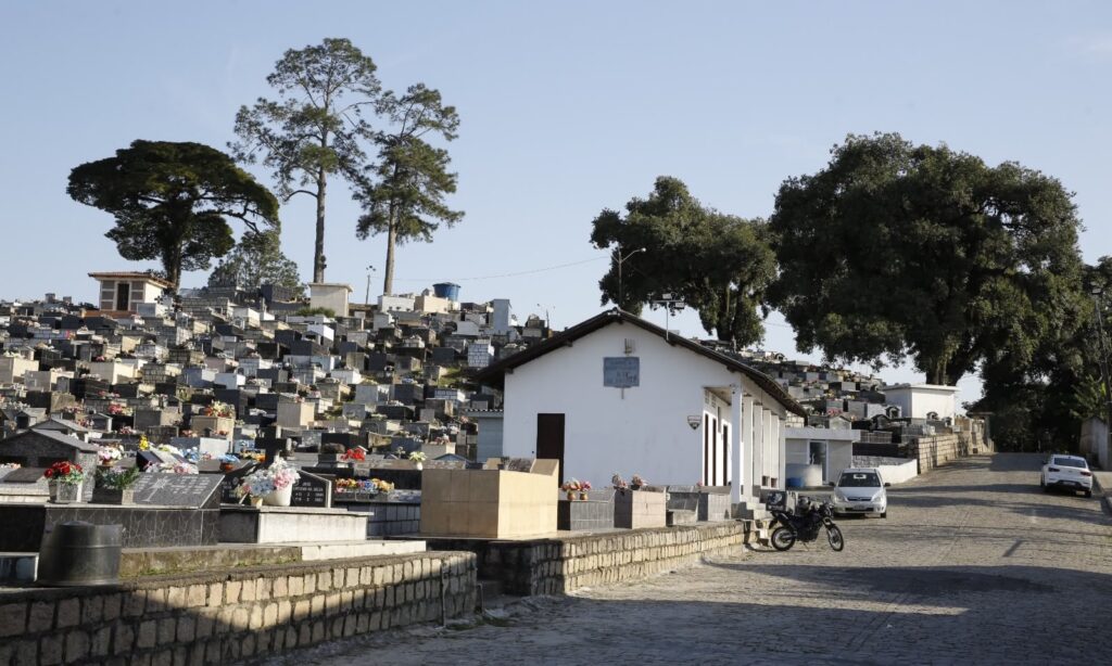 Prefeitura de Joinville convoca responsáveis para regularização de sepulturas em estado de abandono no Cemitério Nossa Senhora de Fátima