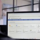 Homem acessa no computador o Portal do Cidadão