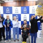 Prefeita Rejane e secretário Douglas levantam troféu