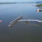 Imagem aérea mostra grande trapiche com cais flutuante na Baía Babitonga